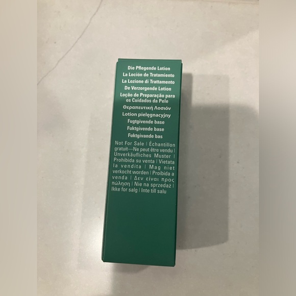 La Mer “The Treatment Lotion” 1 fl. Oz - Picture 5 of 5